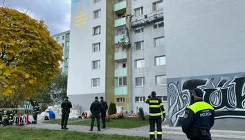 Tragédia v bratislavskej Petržalke. Odtrhla sa plošina s robotníkmi, jeden z nich pád neprežil