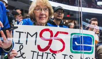 VIDEO: Moment, na ktorý čakala celý život. Seniorka (95) si prvýkrát naživo pozrela zápas NHL
