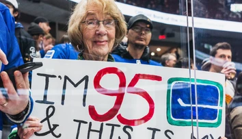 VIDEO: Moment, na ktorý čakala celý život. Seniorka (95) si prvýkrát naživo pozrela zápas NHL