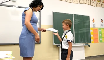 Deti prinesú domov vysvedčenia, začínajú sa im prázdniny