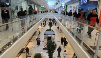 V obchodoch so známou značkou oblečenia si už nenakúpite. Zatvorili svoje prevádzky