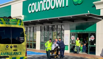 Muž útočil nožom v supermarkete. Odvážni zákazníci sa ho pokúsili zneškodniť
