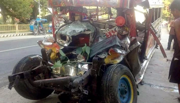 Pri zrážke autobusu s dodávkou zomrelo 20 vianočných pútnikov