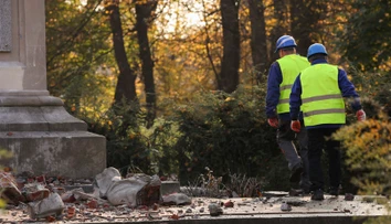 Poliaci začali búrať pomníky sovietskej Červenej armády, zničiť plánujú všetky
