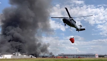 VIDEO: V Česku horí obrovská hala na výrobu plastov, pre hustý dym museli uzavrieť diaľnicu