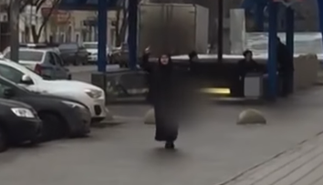 Žena, ktorá po Moskve chodila s odrezanou hlavou dievčatka, zostane vo väzbe