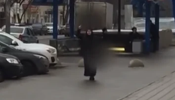 Žena, ktorá po Moskve chodila s odrezanou hlavou dievčatka, zostane vo väzbe