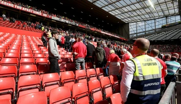 Škandál na Old Trafford! Zápas zrušili kvôli zabudnutej atrape bomby