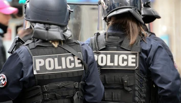 Dav ľudí zaútočil v Paríži na policajnú stanicu, išlo o reakciu na smrť tínedžera