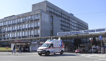 Bojuje o život. Mladík (22), ktorému pyrotechnika zranila hlavu a zdevastovala tvár, je v kritickom stave