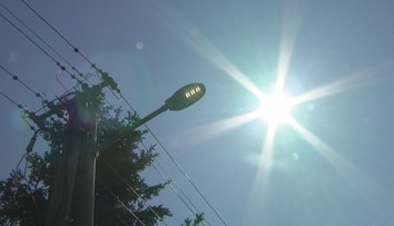 Obec na Zemplíne má kuriózny problém. Pouličné lampy svietia celý deň a nikto ich nevie vypnúť