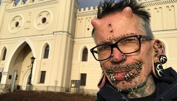 Rolf má na pohlavnom orgáne 278 pírsingov. Opísal, aký má sex