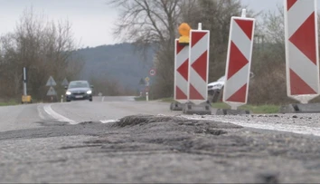 Mimoriadna situácia pri Nitre. Jediná cesta do neďalekej obce sa pretrhla a môže sa kedykoľvek zosunúť