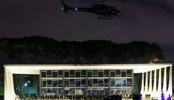 Polícia po útoku na vládne budovy v Brazílii zatkla stovky ľudí