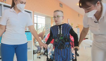 Húževnatí rodičia to nevzdali. Alex po rokoch rehabilitácií začína robiť prvé kroky