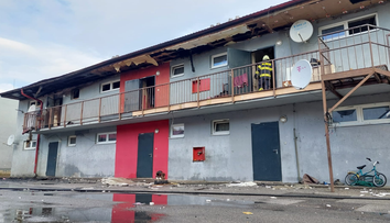 Bytový dom v Krajnej Bystrej zachvátili plamene. Mladé dievča vyskočilo pred ohňom z okna, zranil sa aj starší muž