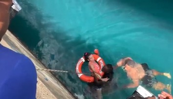 VIDEO: Žena na vozíku sa zrútila z móla do mora