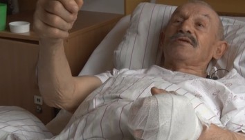 Uštipla ho vretenica. Zobral ju do tašky a vytiahol u lekárky