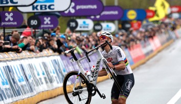 Okolo Flámska: Tretie, no najťažšie víťazstvo. Van der Poel nedal súperom šancu ani v daždi a vetre