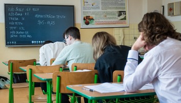 Vypnutý telefón, na stole iba voda a hárky s testami. Maturanti musia pri skúškach dodržať viaceré pravidlá