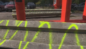 Absurdná situácia v Ružinove. Vodičov uväznili na parkovisku betónové kvádre