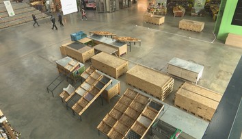 Trhovníci sa sťažujú na zákaz predaja. Niektorí však ostali otvorení aj po kontrole