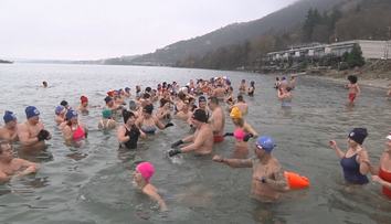 Tesne nad nulou a voda v Šírave prilákala ľudí v plavkách. Otužilci otvorili zimnú sezónu