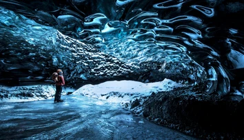 Na Islande sa počas exkurzie zrútila ľadová jaskyňa. Dve osoby z 25-člennej skupiny sú nezvestné