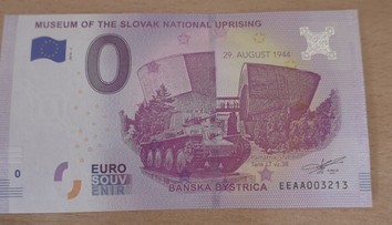 Ľudia stáli hodiny v rade, aby si kúpili nulovú eurobankovku