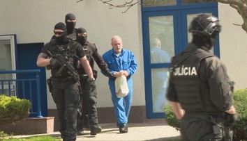 Súd zrušil šéfovi sýkorovcov Robertovi Lališovi doživotný trest. Na slobodu ho však nepustil