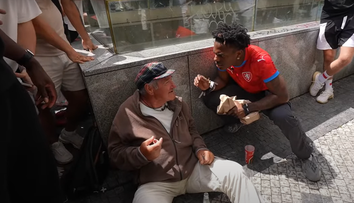 Svetoznámy youtuber spôsobil v českej metropole ošiaľ. Pred fanúšikmi musel utekať, mužovi bez domova objednal jedlo