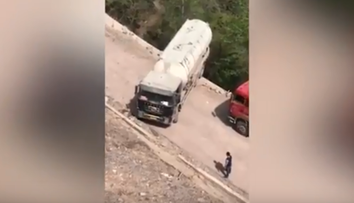 VIDEO: Vodič cisternového auta na moste hazardoval so životom riskantným cúvaním