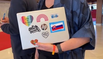 Ústavný výbor: Nálepky na notebooku môžu byť v rozpore s rokovacím poriadkom