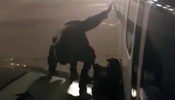 VIDEO: Pasažiera Ryanairu rozčúlilo čakanie, vystúpiť chcel po krídle lietadla