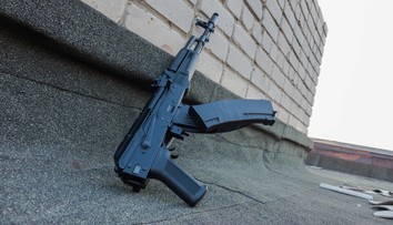 Hráč airsoftu omylom použil skutočnú zbraň. Do hrudníka s ňou postrelil svojho brata