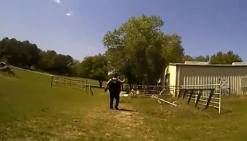 VIDEO: Policajti si mysleli, že zachraňujú človeka. Keď našli zdroj volania, museli sa smiať