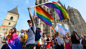 EÚ chce, aby Slovensko zlepšilo postavenie LGBTI+ ľudí. Niektorým poslancom sa kroky únie nepáčia