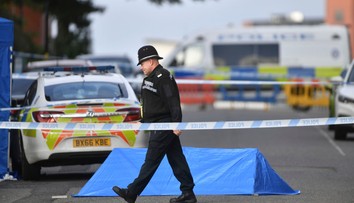 Vážny incident v Birminghame má jednu obeť, mali pobodať viacero ľudí