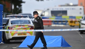 Vážny incident v Birminghame má jednu obeť, mali pobodať viacero ľudí