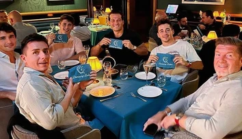 Hľadaný Výboh pózuje vysmiaty na fotke. Interpol tvrdí, že mu „ide po krku“