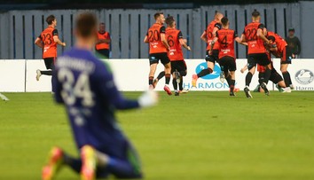 Inkasovali z prvej akcie, no potom obrancovia spustili kanonádu. Ak Ružomberok postúpi, privíta slávny klub