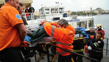 Česká herecká legenda Jan Tříska spadol z Karlovho mosta. Je vo vážnom stave