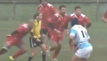 VIDEO: Brutálny zákrok v ragby, šialenec takto "zbúral" rozhodkyňu