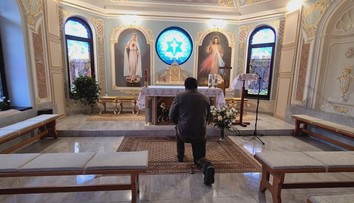 Pandémia postihla aj faru v Žakovciach. Miestny farár na vakcínu čaká a klientov púšťa pred seba