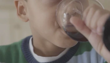 Mladí Slováci prezradili, kde sa prvý raz dostali k alkoholu. Jedna odpoveď zaznievala často