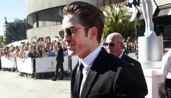 Upír z Twilightu v Karlových Varoch: Sako luxusné, ale čo tie nohavice?!