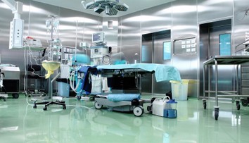 Zdravotníci mučili sestru pripútanú k operačnému stolu. So zámienkou, že nacvičujú polohovanie pacientov