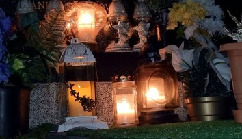 Čas spomienok a zamyslenia. Sviečky rozžiarili cintoríny po celom Slovensku