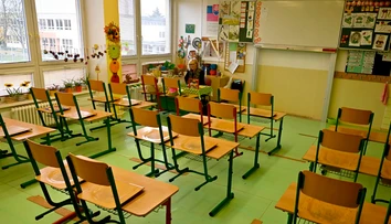 Návrh konzília odborníkov: Zavrieť školy, nechať otvorené základné obchody a pustiť ľudí iba do práce