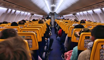 Nechutný zvyk mnohých pasažierov. Palubný personál nad ním neveriacky krúti hlavou